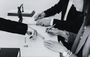 How Business Litigation Lawyers Help Companies Resolve Disputes Without Court Battles