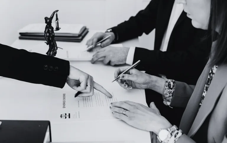 How Business Litigation Lawyers Help Companies Resolve Disputes Without Court Battles